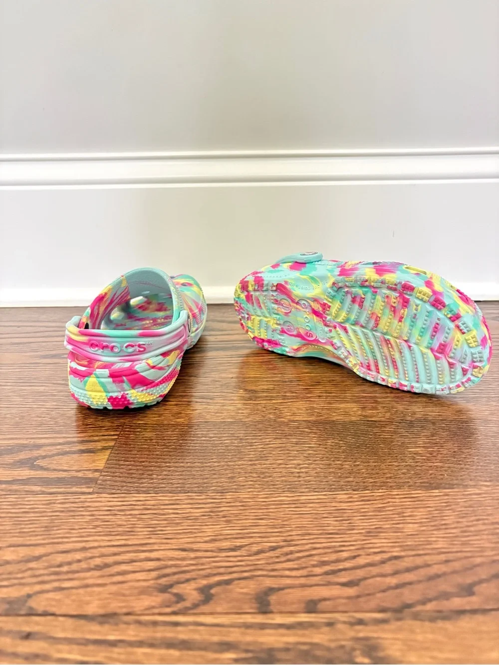 CROCS Kids Aquamarine Multicolor Sandals sz 4